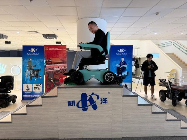 湾区智能辅具开启“双向奔赴”新征程新葡京网上赌场残特奥会余热释放大(图4) 湾区智能辅具开启“双向奔赴”新征程新葡京网上赌场残特奥会余热释放大(图4)